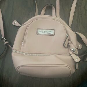 i’m selling this purse it hasn’t been used but it’s not new